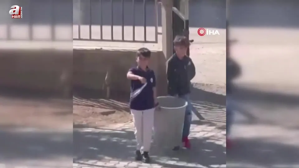 Çocuklar çöp bidonuyla halay çekti
