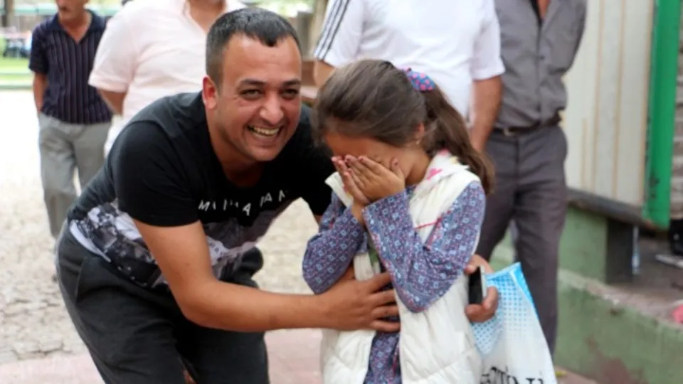 Küçük kız gözyaşlarını tutamadı