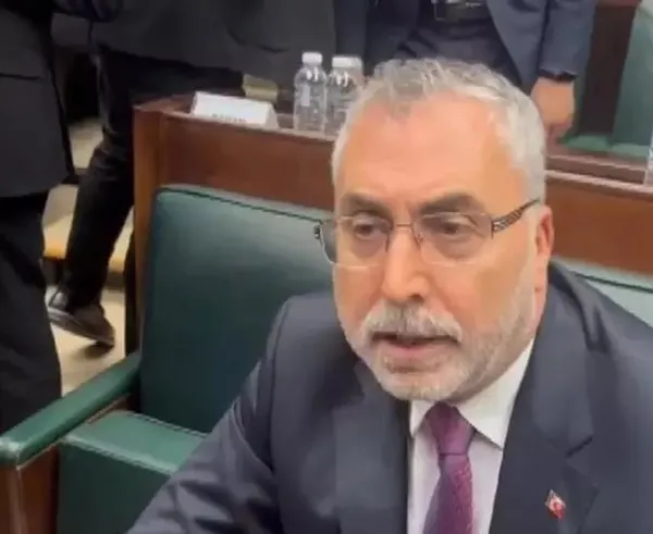 asgari-ucrete-ara-zam-olacak-mi-emekliye-refah-payi-verilecek-mi-calisma-ve-sosyal-guvenlik-bakani-vedat-isikh-1715765398545.jpeg Asgari ücrete ara zam olacak mı? Emekliye refah payı verilecek mi? Çalışma ve Sosyal Güvenlik Bakanı Vedat Işıkhan açıkladı - 1