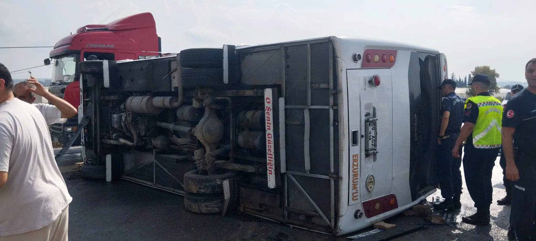 Antalya-Isparta yolunda midibüs devrildi! Valilik açıkladı: Biri ağır 17 yaralı