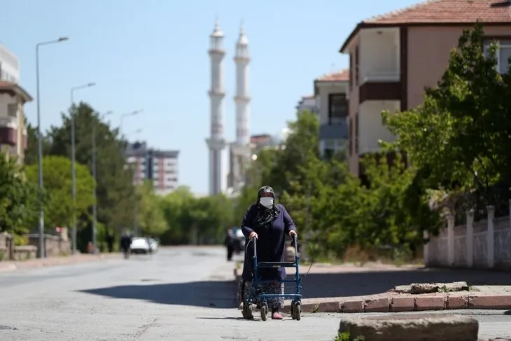 65 yaş üstü vatandaşlar 50 gün sonra sokakta! İşte o görüntüler