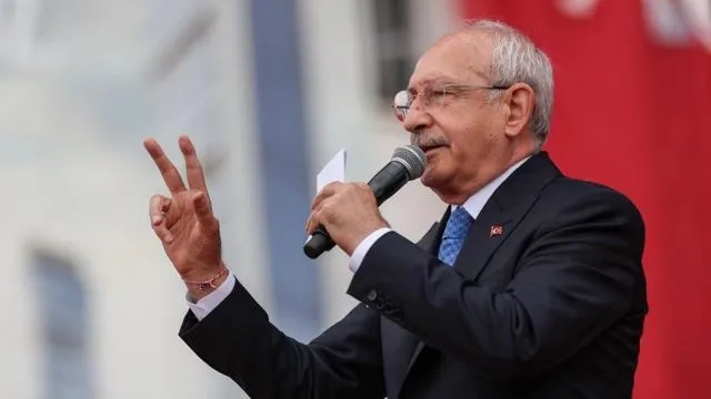 kilicdaroglu-destekcileri-sahaya-indi-istanbulda-kilicdaroglu-fotografli-hancercilere-oy-yok-afisleri-1711502001109.jpeg Kılıçdaroğlu destekçileri sahaya indi! İstanbul sokakları ‘Hançercilere oy yok’ afişleri ile donatıldı - 5