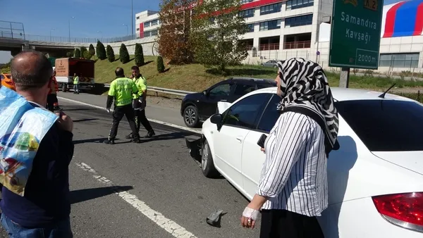 sancaktepede-kaputu-acilan-taksi-trafigi-birbirine-katti-3-arac-kazaya-karisti-8-yarali-1664111688394.jpg Sancaktepe’de kaputu açılan taksi trafiği birbirine kattı! 3 araç kazaya karıştı: 8 yaralı - 3