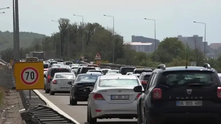 İstanbul çıkışı kilitlendi! Bolu Dağı geçişinde uzun araç kuyrukları oluştu - 1