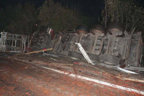 1635045876349.jpg Yola dökülen salçalar faciaya neden oldu! Ölü ve yaralılar var - 3