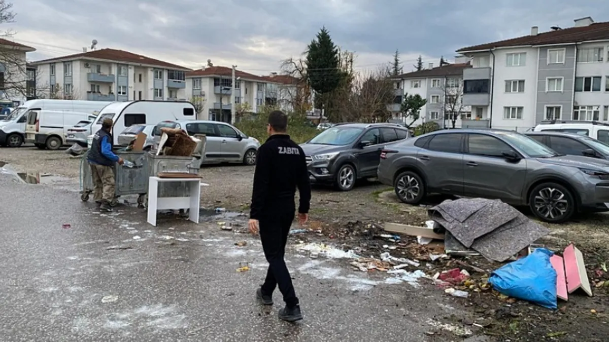 Bile isteye çevreyi kirletti: Attığı çöpleri tek tek temizledi