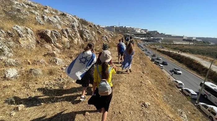 karari-siyonist-bakan-duyurdu-israilden-22-yeni-yasa-disi-yerlesim-karari-1748519119994.jpg Siyonist gaspçılar Barı Şeria'da (AA)