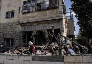 Katil İsrail ordusu Refah’ta bir evi bombaladı
