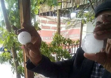 Ankara’da ceviz büyüklüğünde dolu yağdı