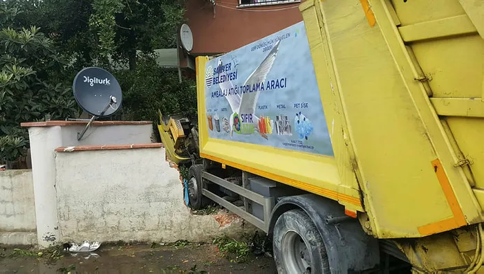 Son dakika: Sarıyer'de çöp kamyonu dehşeti! Evin bahçesine girdi - 2