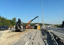 İstanbul'da hafriyat kamyonu dehşet saçtı: Otomobile çarpıp devrildi