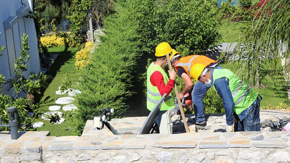 Sözcü yazarı Yılmaz Özdil'in kaçak villasında kibar yıkım! Çakıllar çuvallandı, pencere ve pervazlar özenle söküldü