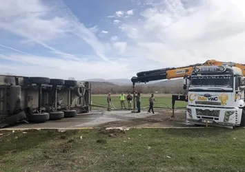 Erzurum karayolunda TIR devrildi: 2 yaralı