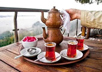 Ünlü çay markasında gıda boyası hilesi!