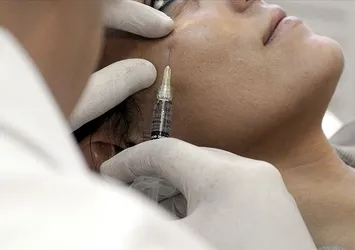 Sosyal medya estetik isteğini 18 yaş altına düşürdü