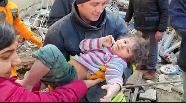 Depremden saatler sonra mucizeler sürüyor! Arama kurtarma ekipleri tüm gücüyle devrede! İşte o anlar...