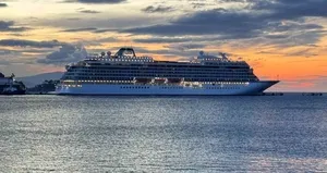 Lüks yolcu gemisi Kuşadası’na demir attı