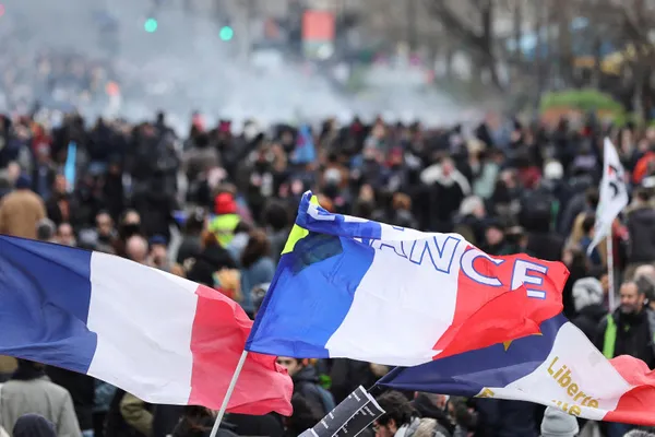 1680181188266.jpg Emeklilik reformu Fransa'yı savaş alanına çevirdi! Macron'a tepkiler sürüyor - 4
