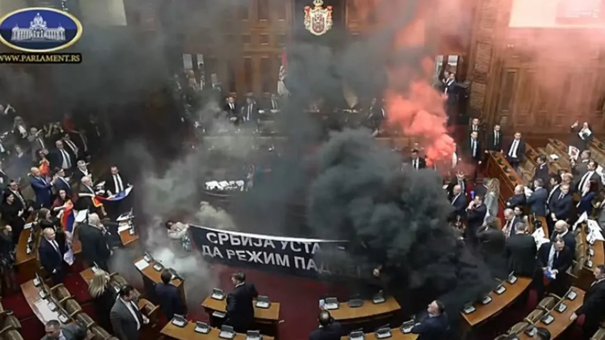 Sırbistan Meclisinde gerilim! Milletvekilleri sis bombası attı arbede çıktı