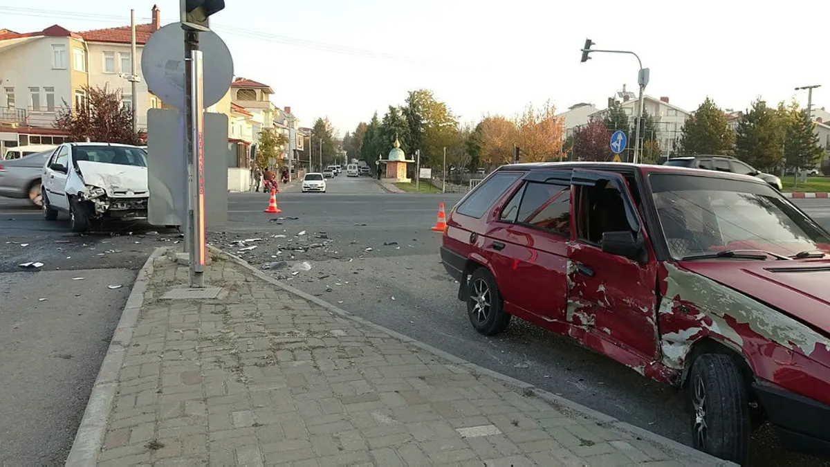 Kütahya'da 2 otomobil çarpıştı 3 yaralı