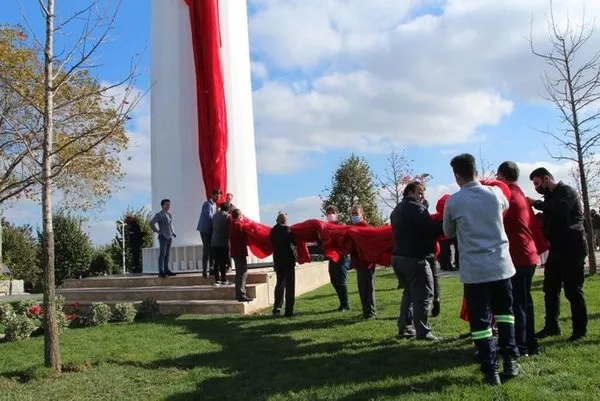1453 metrekarelik Türk bayrakları gökyüzüyle buluştu