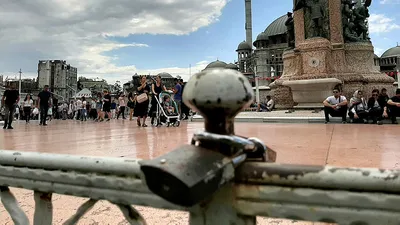 Taksim Meydanı’na kilit vurdular