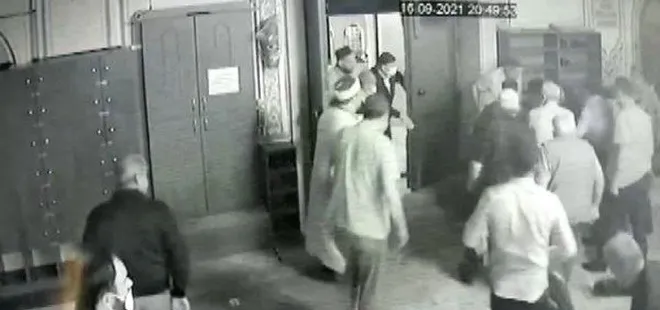 İmam ve cemaate sopayla saldırdı!