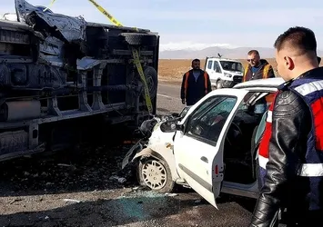 Niğde'de feci kaza! Kamyonet ile otomobil birbirine girdi: 1 ölü 5 yaralı
