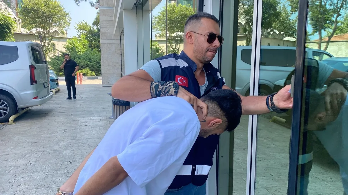 Tartıştığı kız arkadaşının kollarını sıcak kepçeyle yaktı
