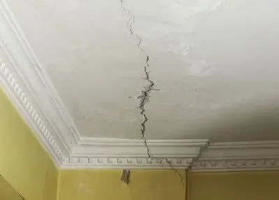 Kolonları çatlayan 3 binaya tahliye