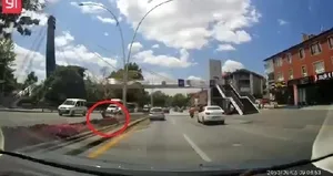 Korkunç kaza: 2 otomobilin çarptığı kadın öldü