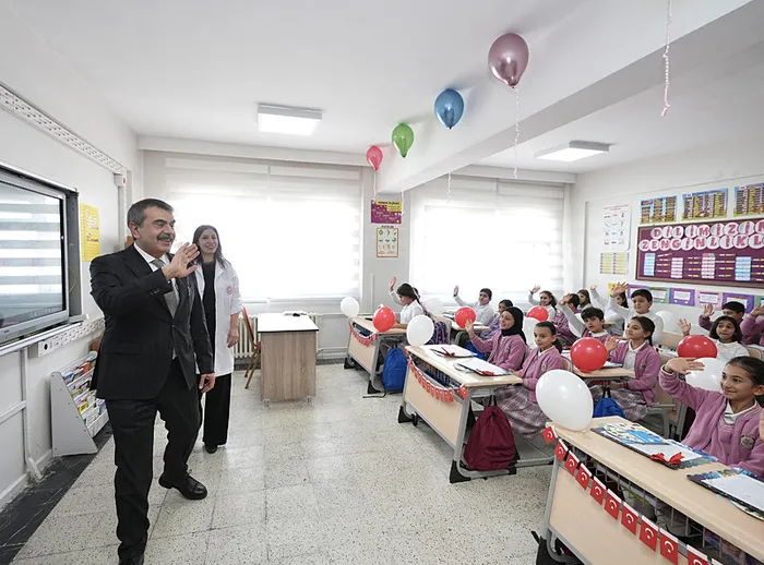 Bakan Yusuf Tekin CHP’nin ’Karnelerden Atatürk fotoğrafı kaldırıldı’ iddialası yalanladı
