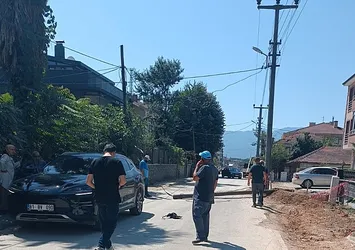 Otomobilin üzerine telefon direği devrildi