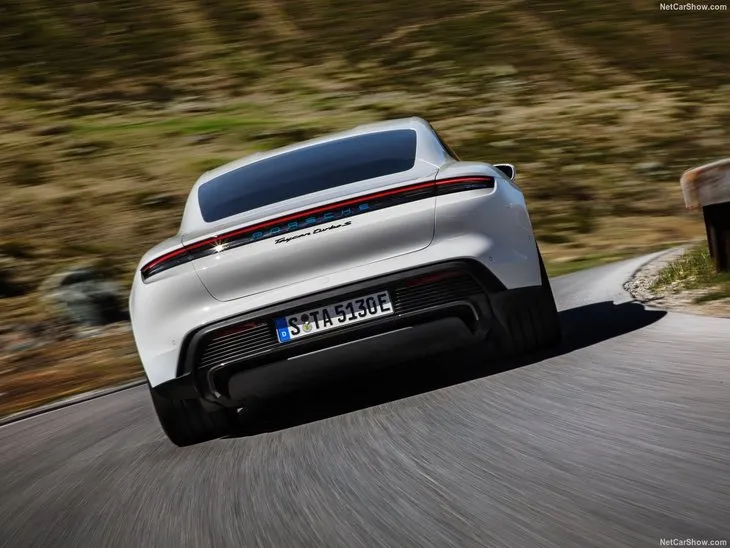 2020 Porsche Taycan örtüsünü kaldırdı! Porsche Taycan motor ve donanım özellikleri neler?
