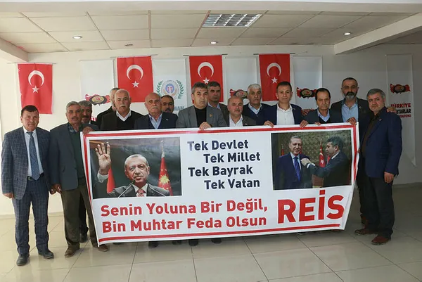 Muhtarlardan Başkan Erdoğan’a hakaret eden CHP’li Engin Özkoç’a sert tepki! Pankartı parçalayıp yaktılar