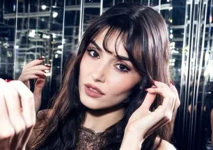 Hande Erçel'in Paris'te giydiği çizmelere eleştiri yağmuru