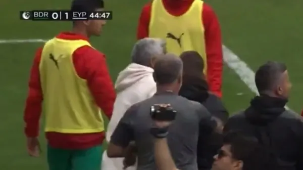 bodrumspor-eyupspor-macinda-ortalik-karisti-1709379910564.jpeg Bodrum FK - Eyüpspor maçında ortalık karıştı! Arda Turan ile Uğur Demirok'a yabancı madde isabet etti - 1
