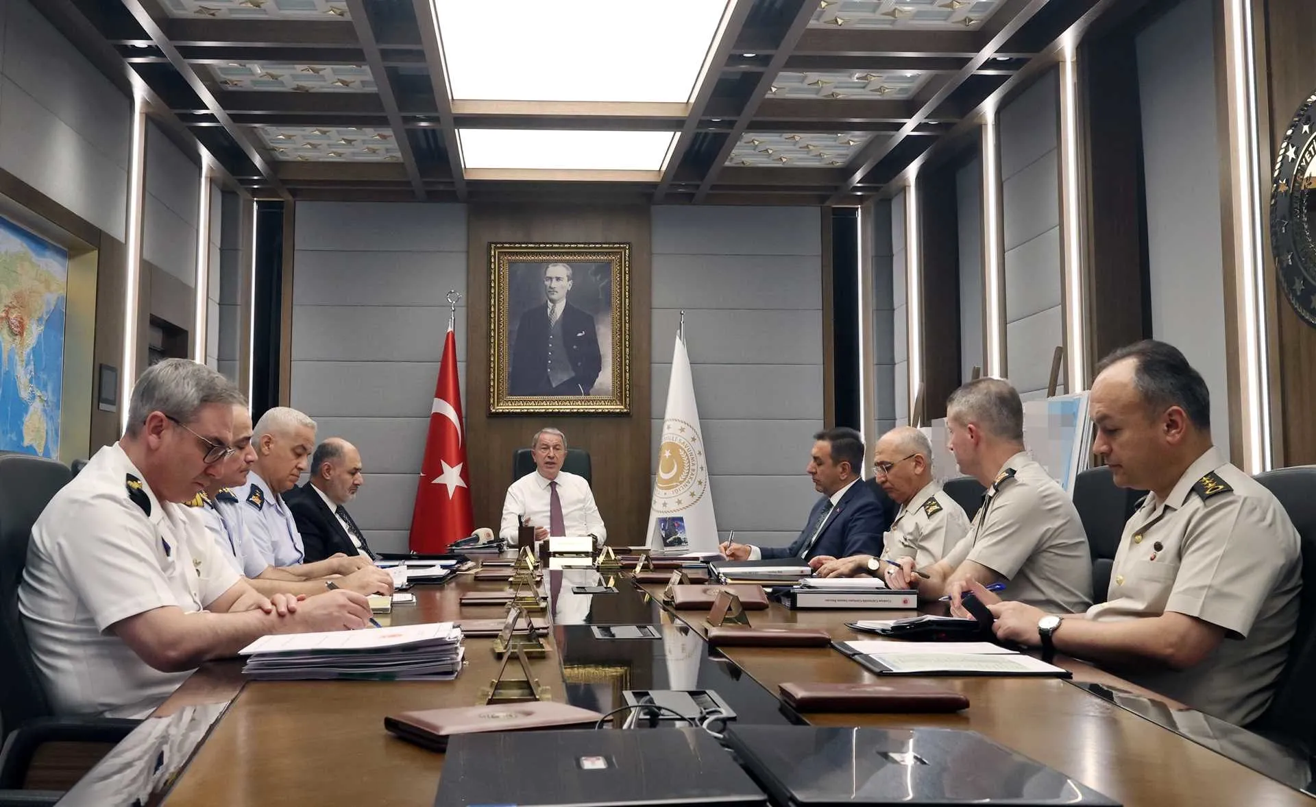 Son dakika: Milli Savunma Bakanı Hulusi Akar komuta kademesiyle toplantı yaptı! TSK'ya dil uzatanları kabul etmiyoruz