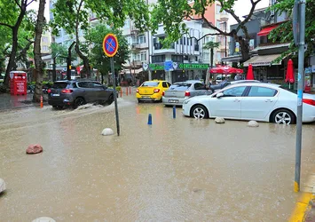Şiddetli yağış Erdek'te hayatı felç etti