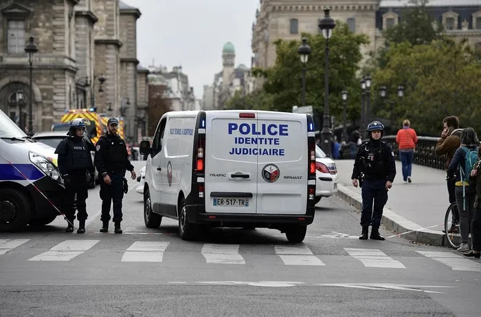 Son dakika: Paris Emniyet Müdürlüğünde bıçaklı saldırı: 4 ölü - 1