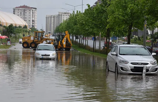Tekirdağ'da 10 dakikalık yağış şehri bu hale getirdi! - 1