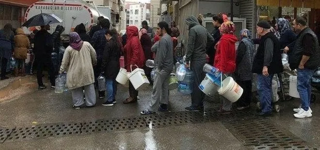 İzmir’de vatandaşlar çatıdan akan suları toplamaya başladı