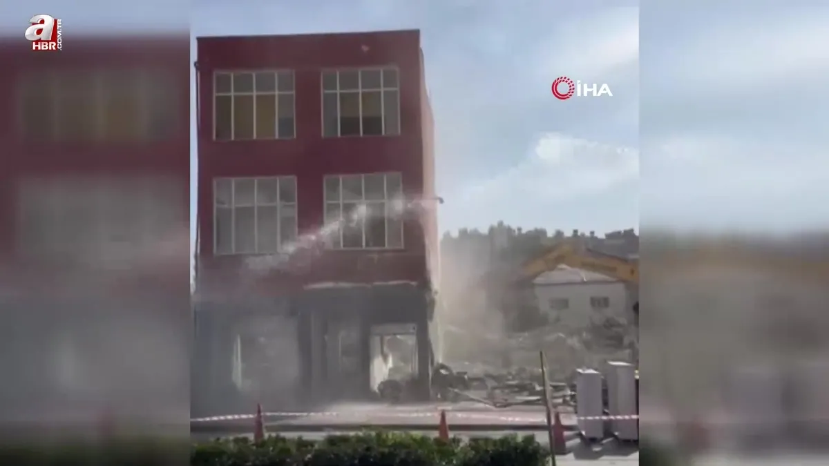 2 katlı bina titreşimle böyle yıkıldı