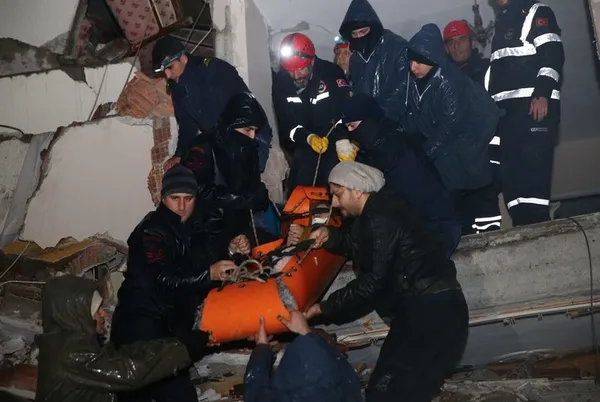 Kılıçdaroğlu deprem bölgesinde siyaset devşirdi: Devletin kurumları çalışmak isteyenlere engel koyuyor algısı