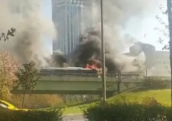 İstanbul Beşiktaş'ta İETT otobüsü yandı! Aracın motoru alev aldı