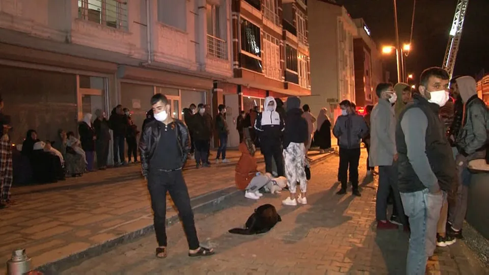 İstanbul Esenyurt’ta korkutan yangın! Vatandaş geceyi böyle geçirdi
