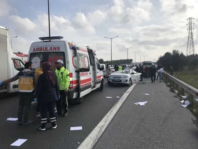 İstanbul'da feci kaza! TEM'de, otomobil ikiye bölündü - 3