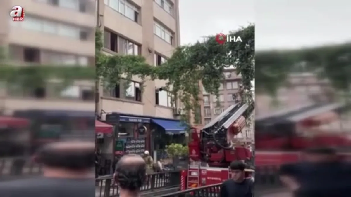 Beyoğlu'da 6 katlı binada yangın paniği: Mahsur kalan 2 kişi kurtarıldı