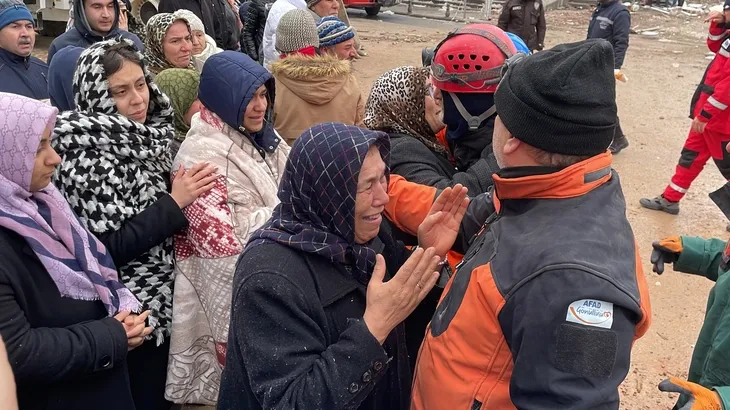 Depremden saatler sonra mucize kurtuluşlar! Umutlu bekleyişler sürüyor