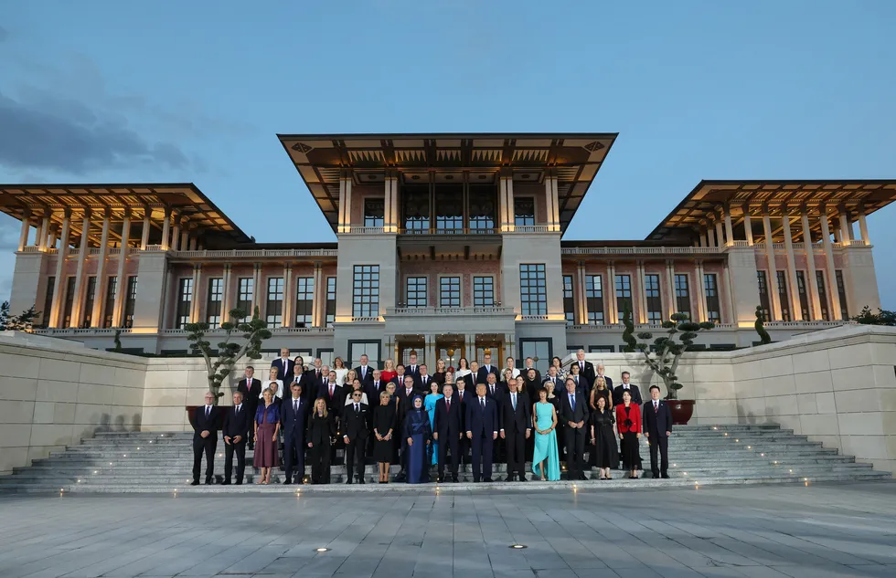 erdogan-ciftinden-nato-liderleri-onuruna-ozel-davet-ankarada-tarihi-aile-fotografi-1783449266728.jpg Erdoğan çiftinden NATO liderleri onuruna özel davet: Ankara'da tarihi aile fotoğrafı - 4